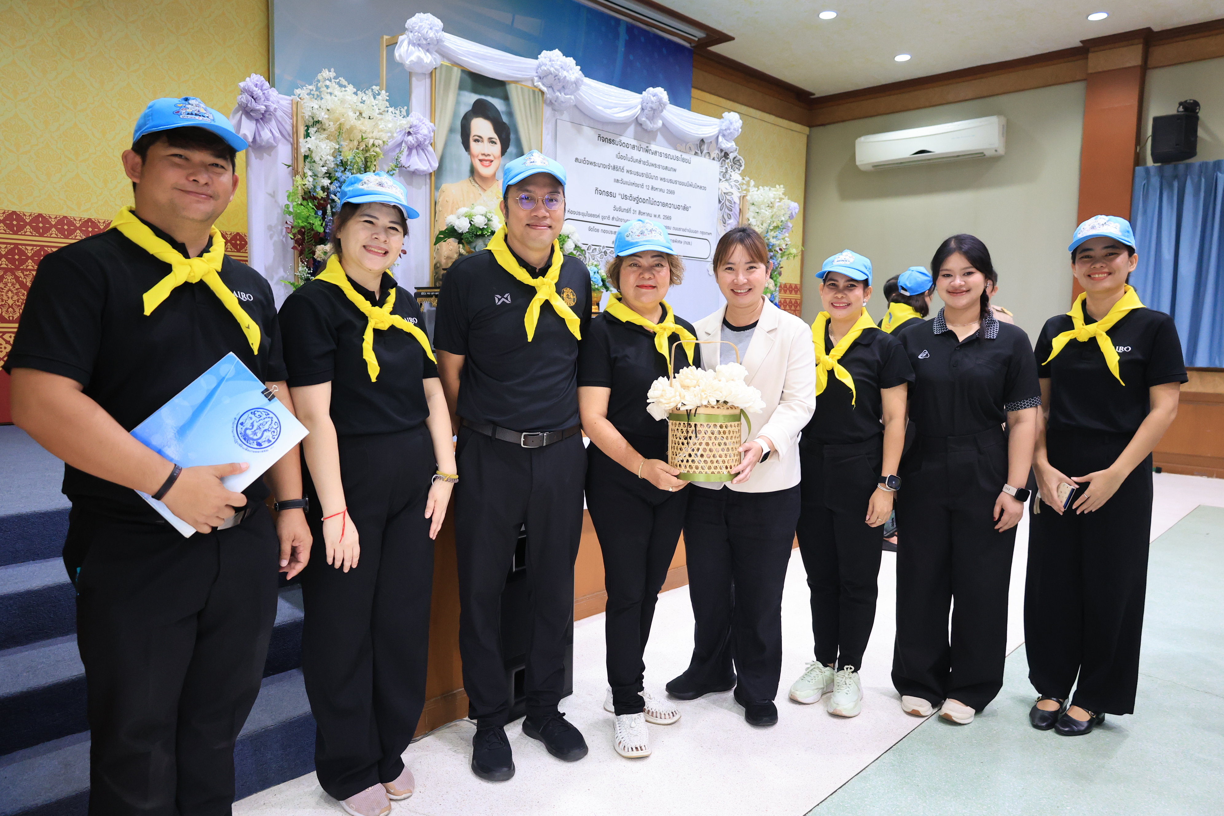 title - ส.ป.ก. จัดกิจกรรม “ประดิษฐ์ดอกไม้ถวายความอาลัย” ส่งเสริมสนับสนุนให้บุคลากรมีจิตสาธารณะและมีส่วนร่วมในการบำเพ็ญสาธารณะประโยชน์